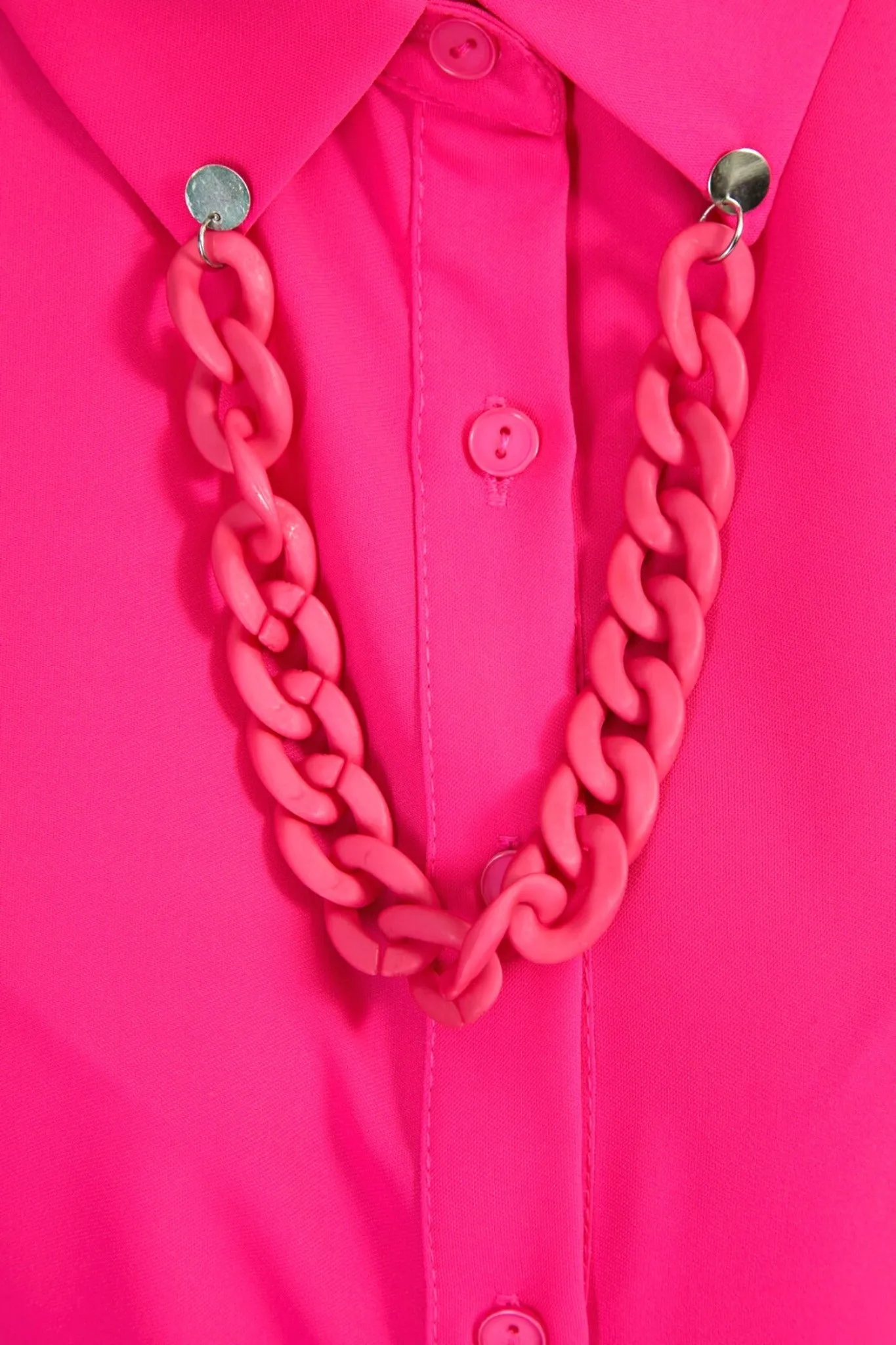 Camicia fucsia senza maniche accessoriata con catenella rimovibile