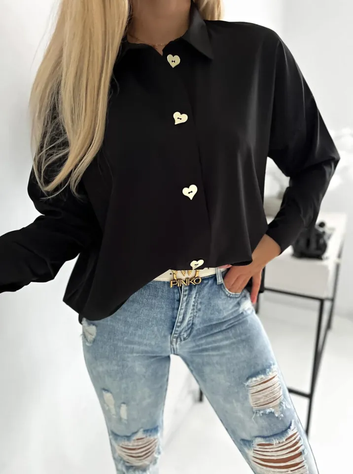 Camicia nera oversize ampia e lunga con bottoni decorativi dorati a forma di cuore